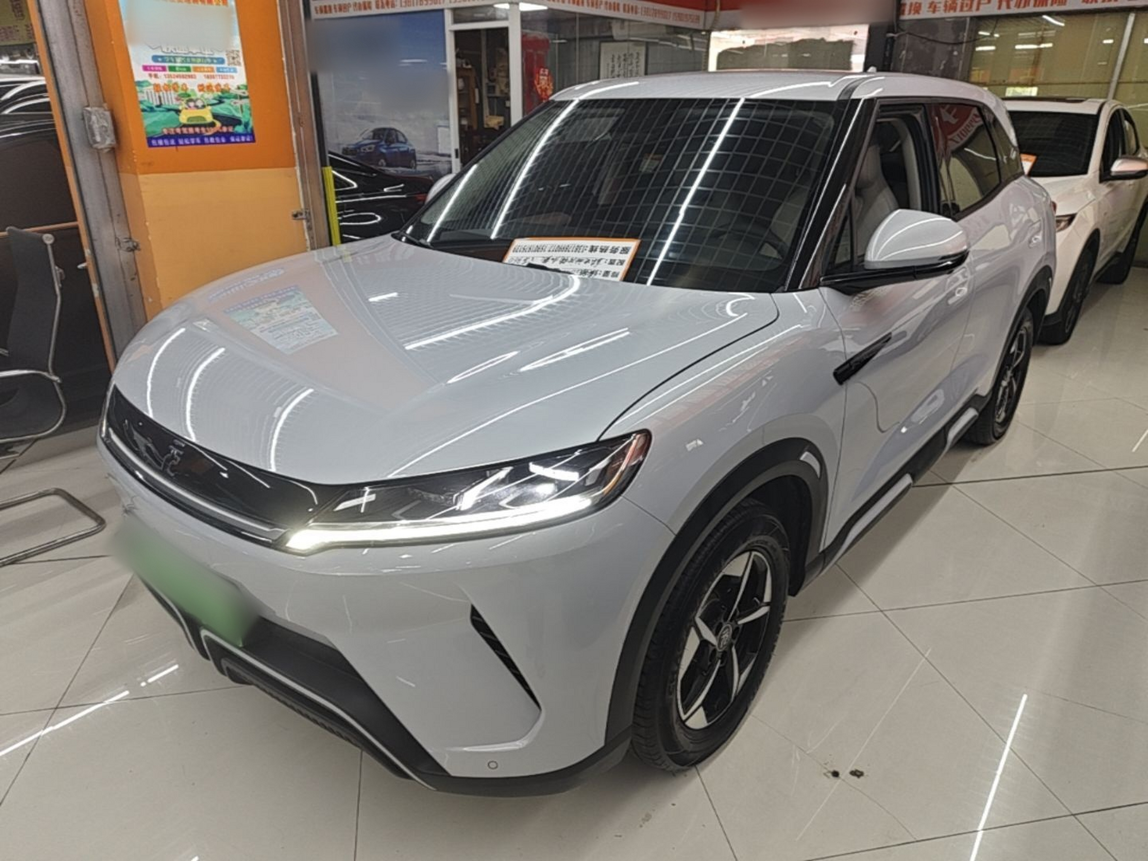 Под передней частью автомобиля