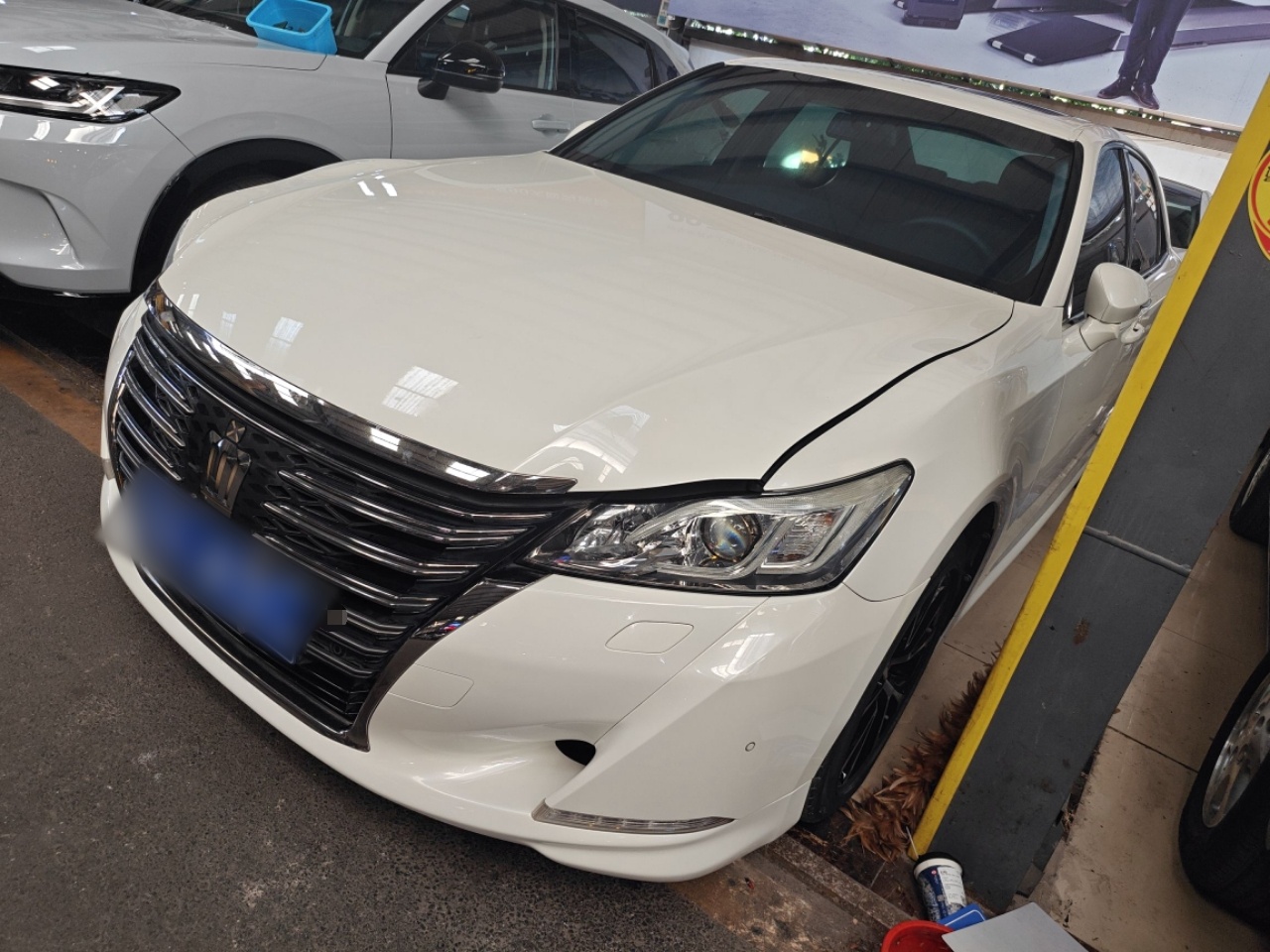 تحت مقدمة السيارة