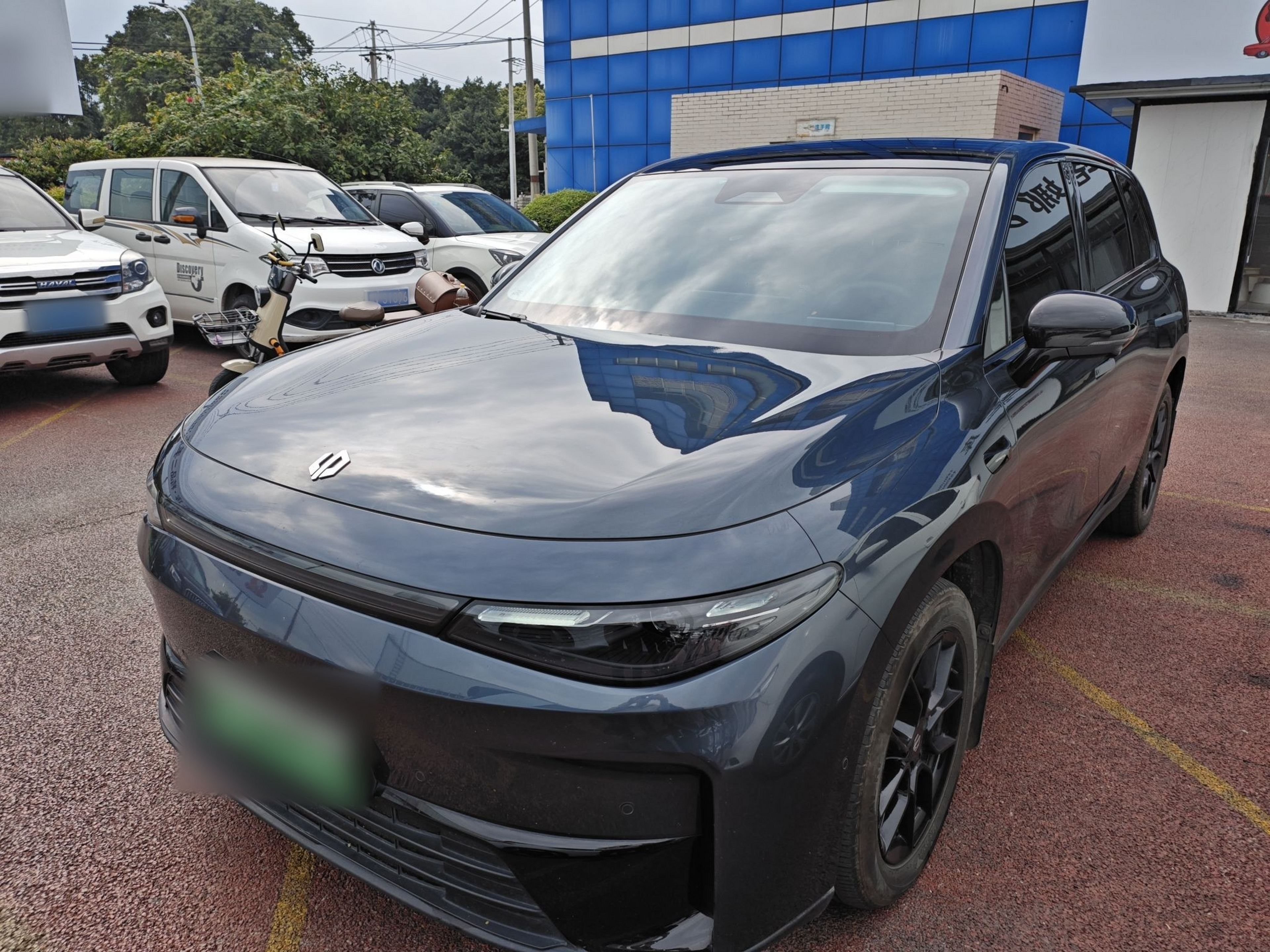 Под передней частью автомобиля