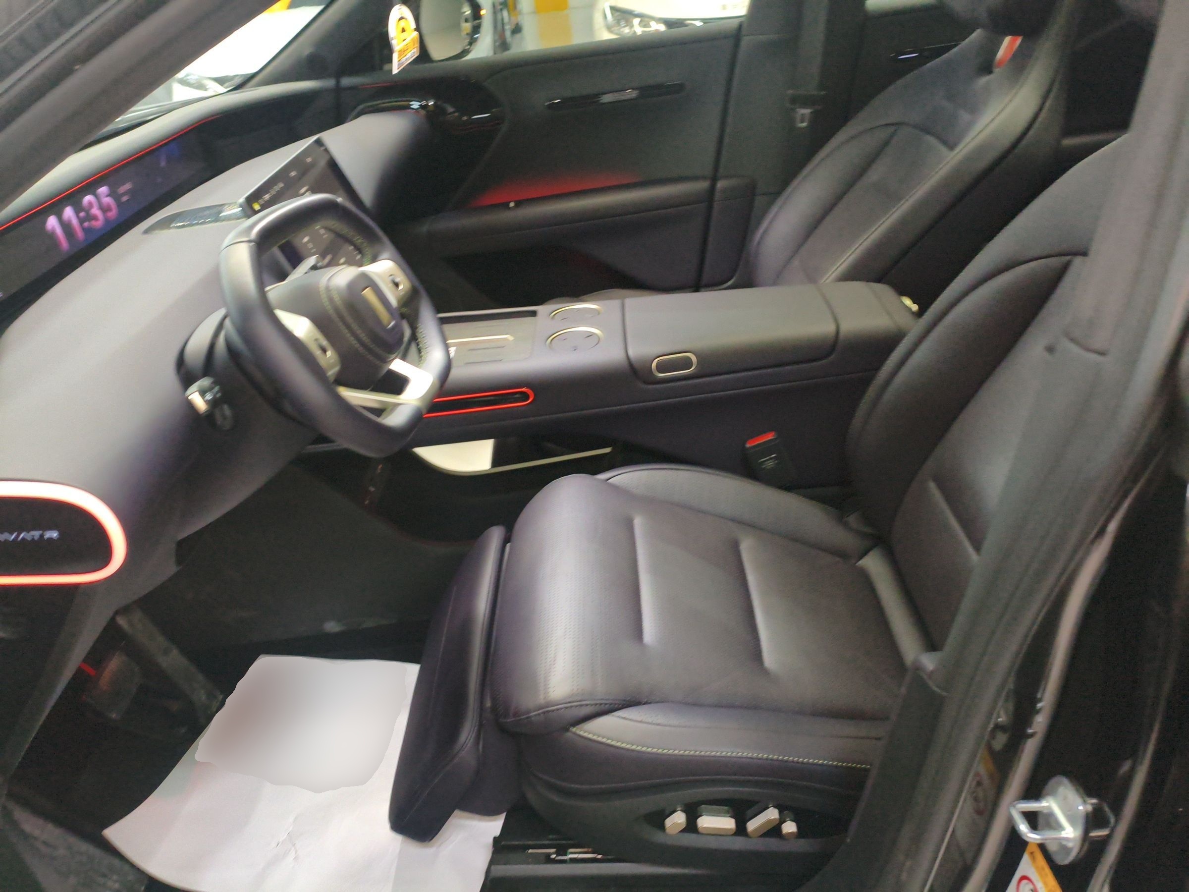 المقاعد الأمامية داخل السيارة