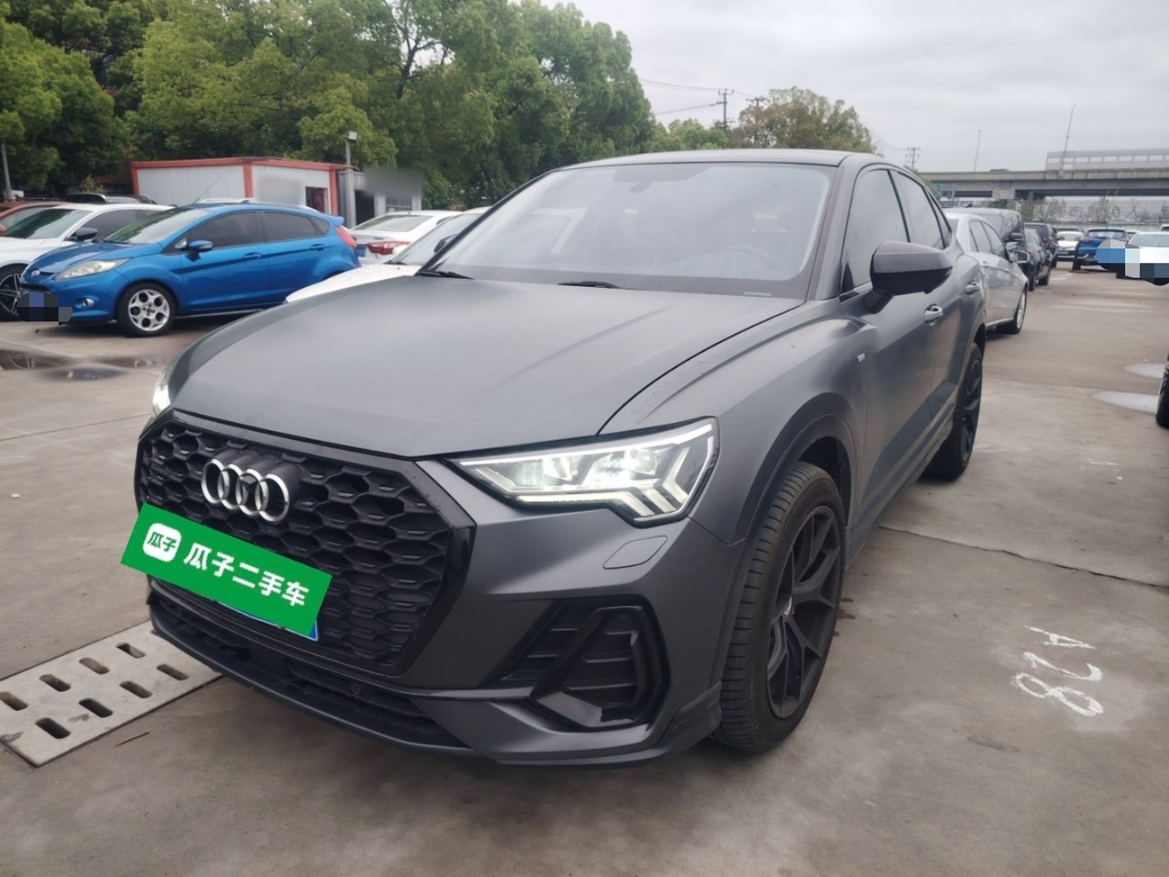 Под передней частью автомобиля