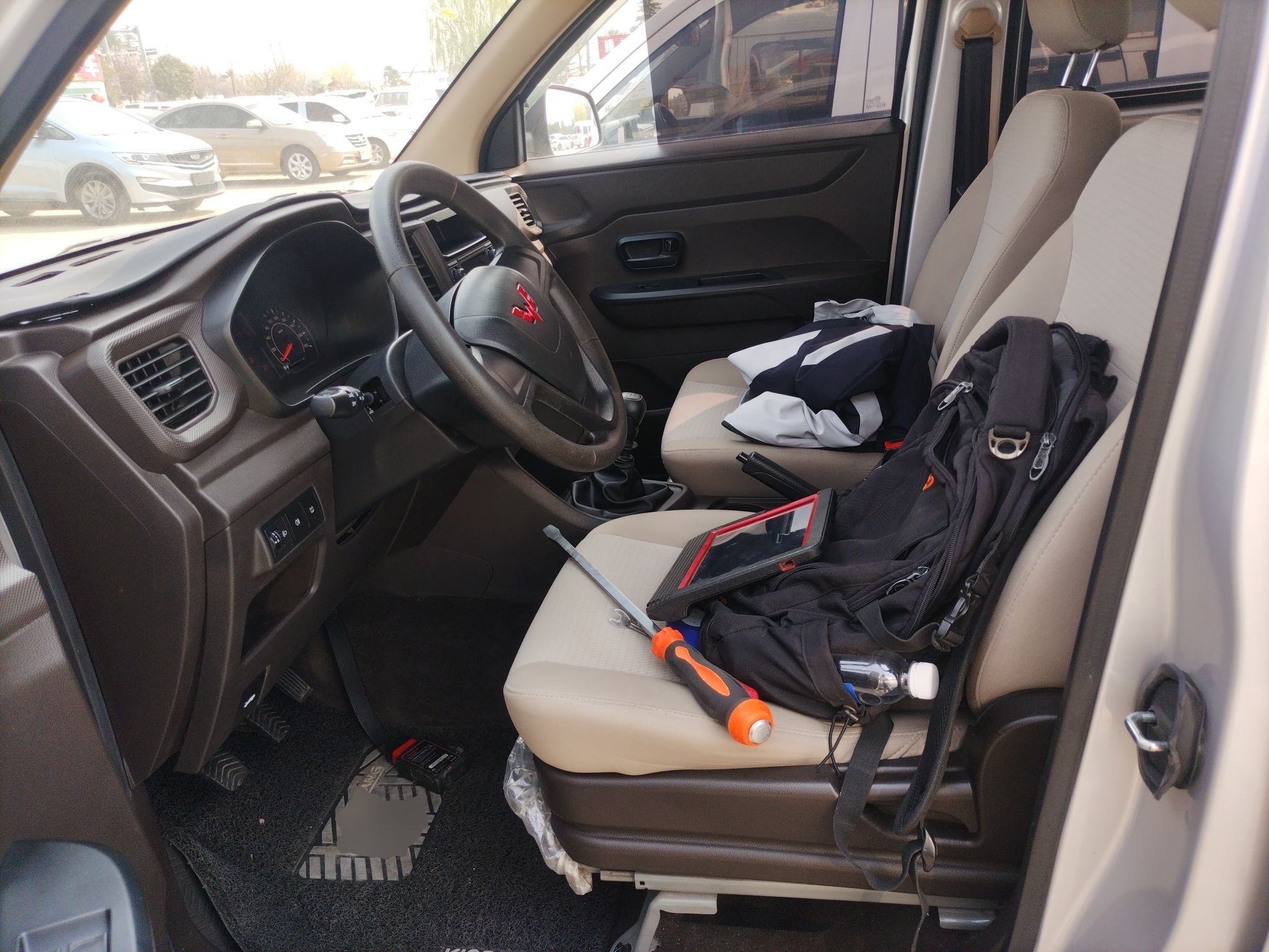 المقاعد الأمامية داخل السيارة