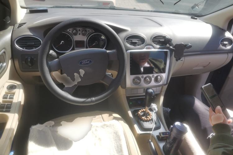 Used Ford Focus 2011 Sedan 1.8L Automatic Fashion Edition Center Console