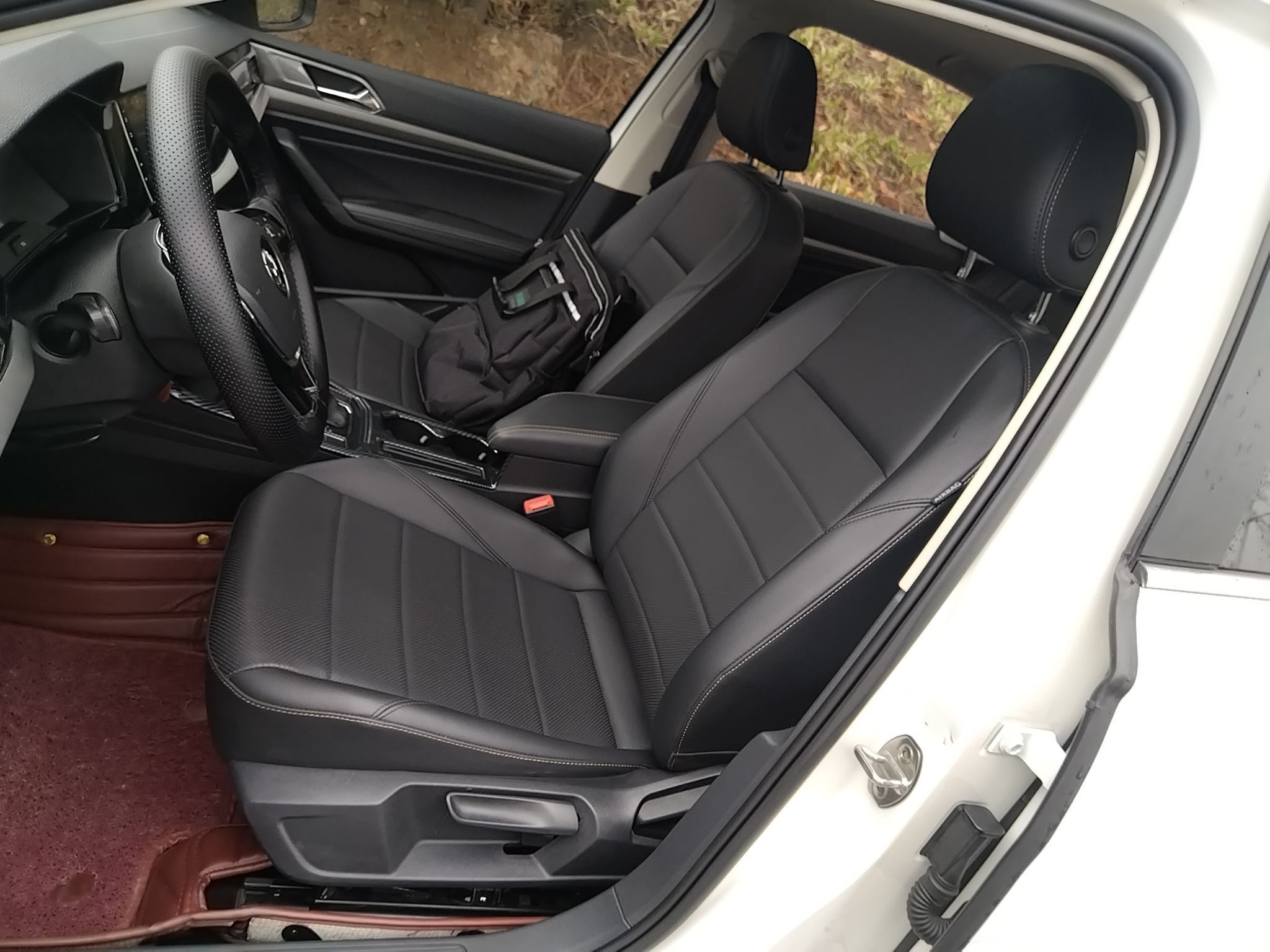 Переднее сиденье в автомобиле