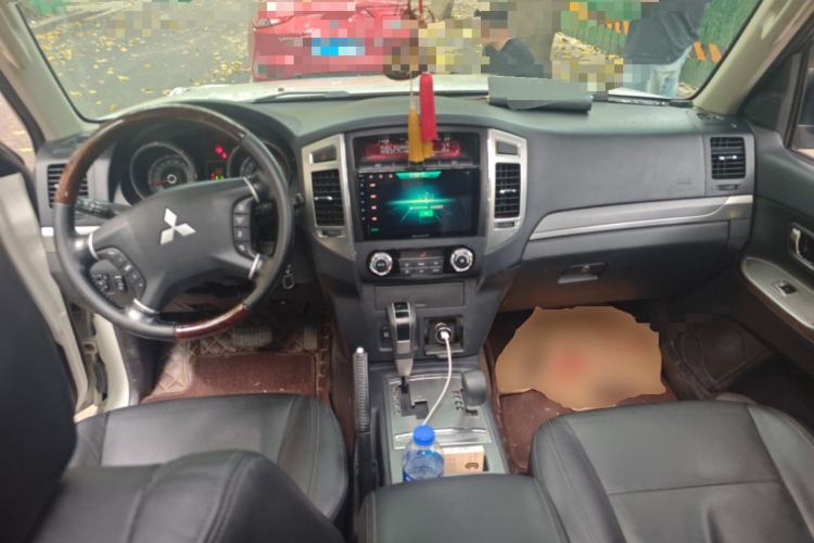 Used Mitsubishi Pajero 2016 3.0L Automatic Prestige Version China V Standard Center Console