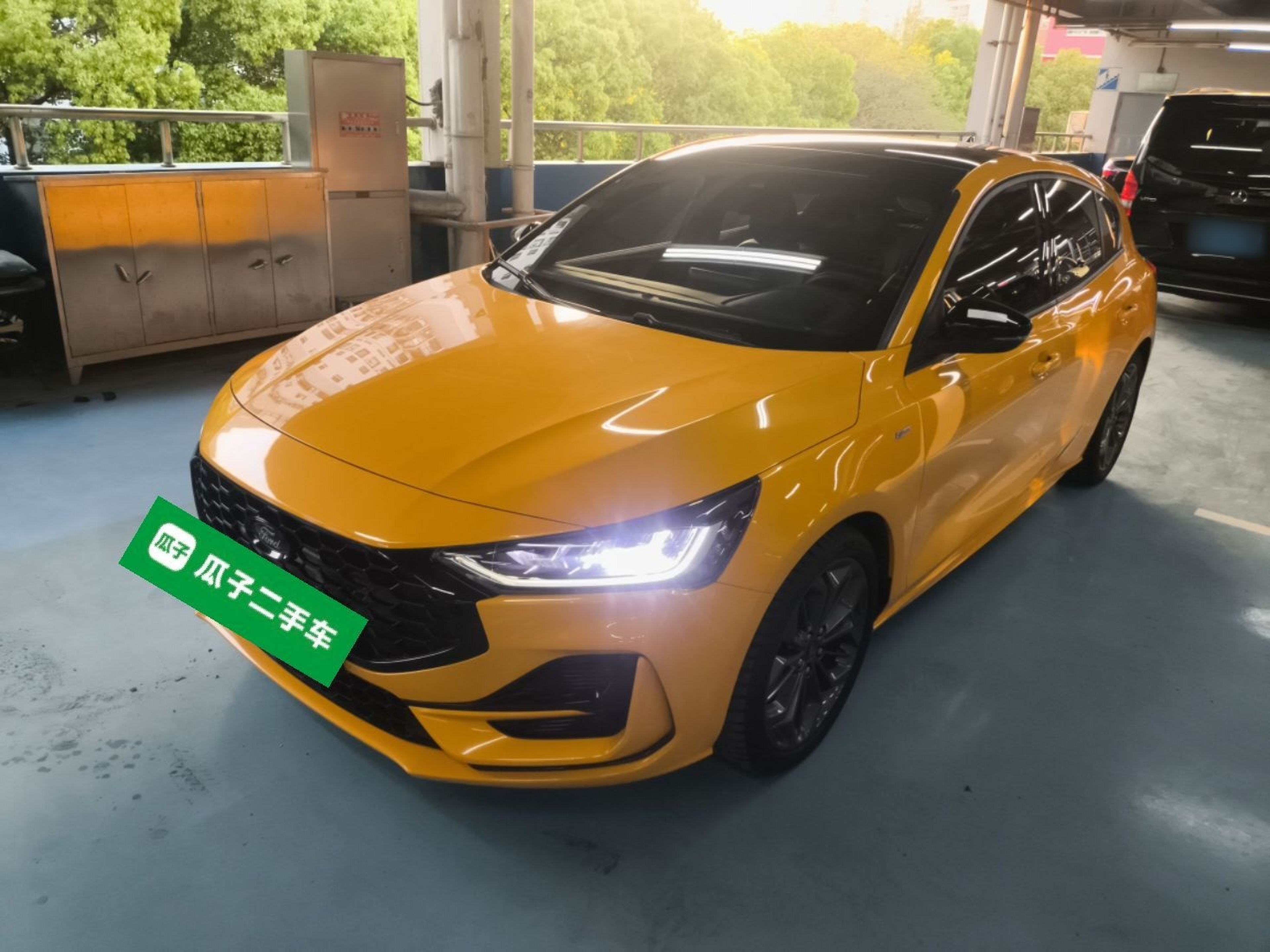 Под передней частью автомобиля