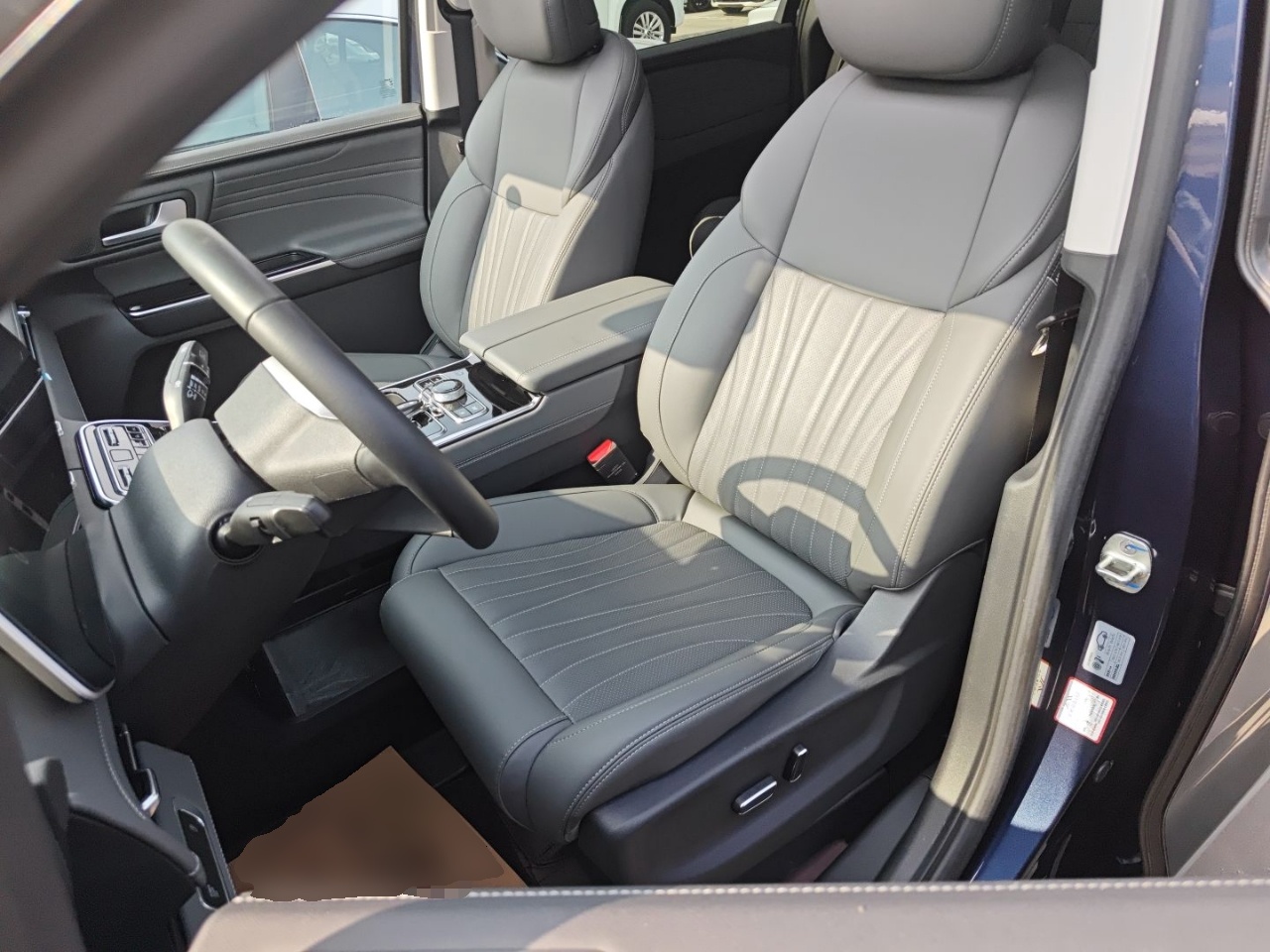 Переднее сиденье в автомобиле