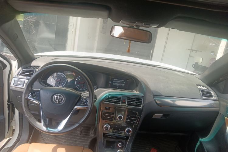 Used Brilliance V5 2016 1.5T Manual Two-Wheel Drive Smart Version Center Console