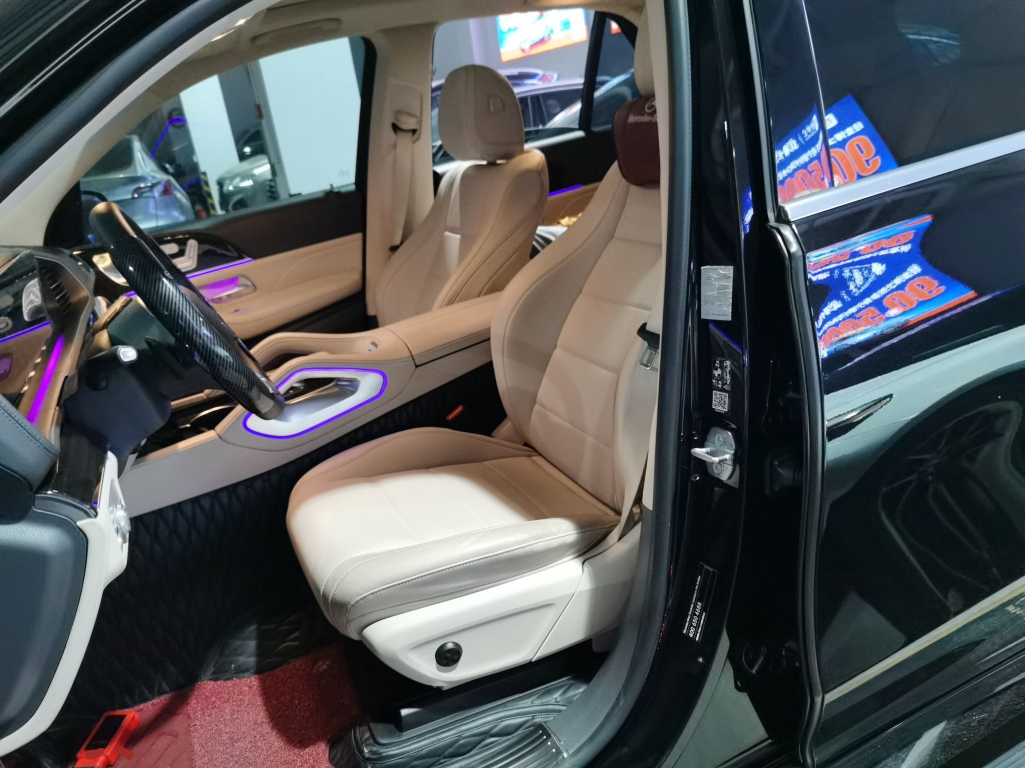 المقاعد الأمامية داخل السيارة