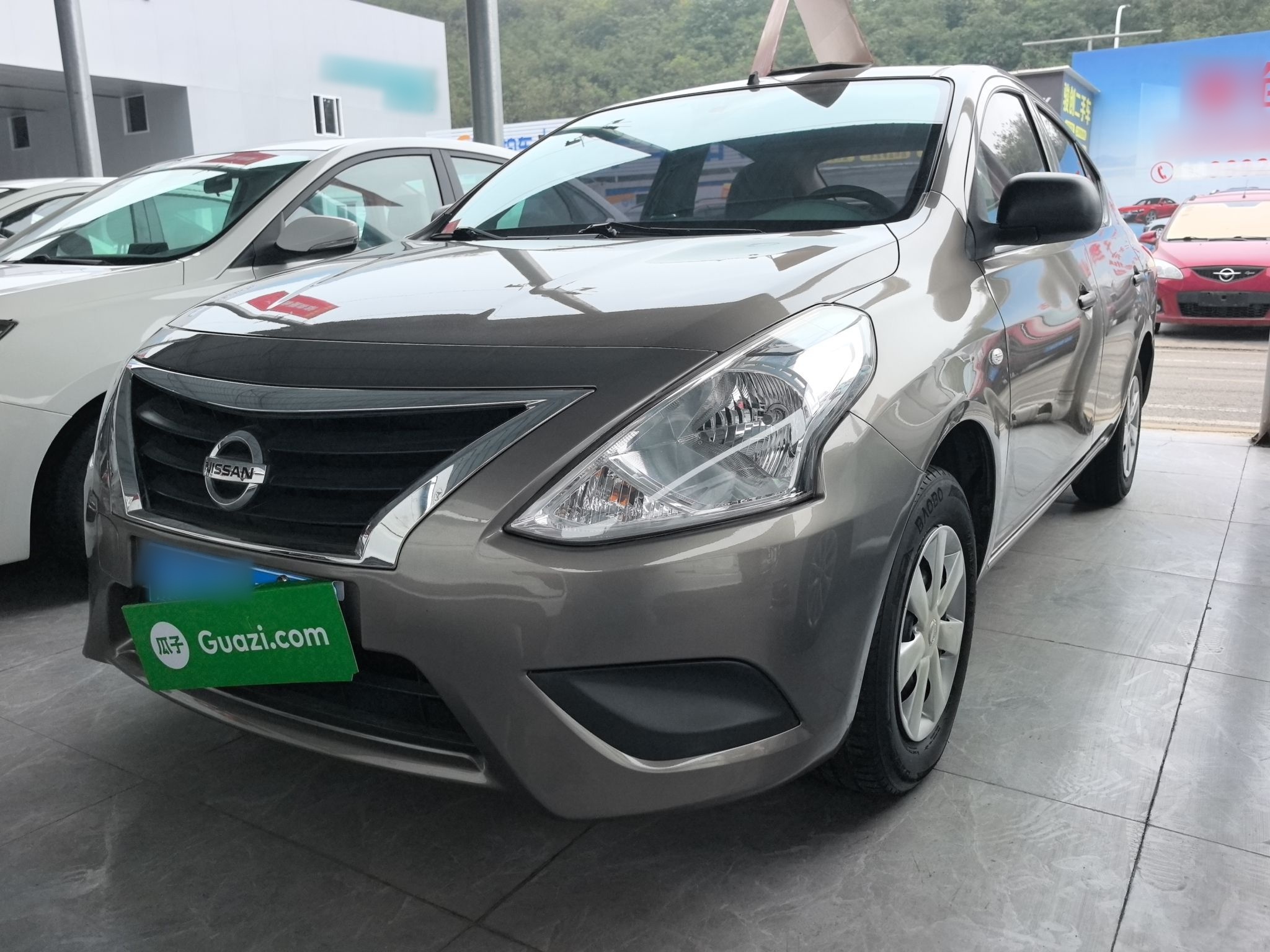 تحت مقدمة السيارة