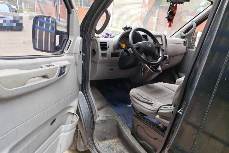 Used Dongfeng Yufeng 2015 2.5T Lingyun Edition Box Truck comes standard with the short-wheelbase mid-roof ZD25 model. Driver Seat