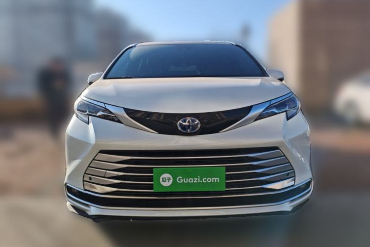 Used Toyota SIENNA 2023 2.5L Hybrid Deluxe Edition Front