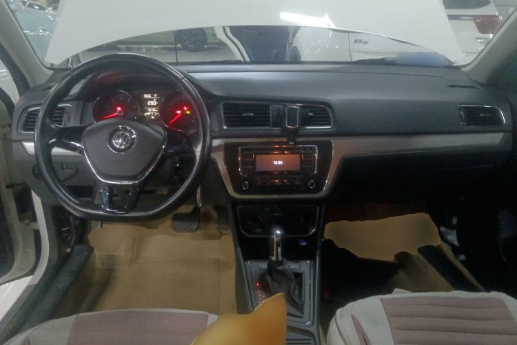 Used Volkswagen Gran Lavida 2015 1.6L Automatic Comfort Edition Center Console