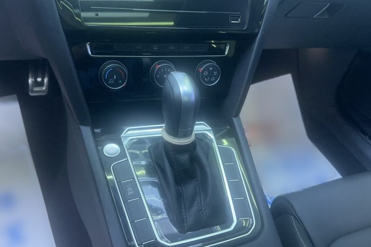 Used Volkswagen Magotan 2023 2 Million Units Limited-Edition 280TSI DSG Comfort Version Audio And AC Panel