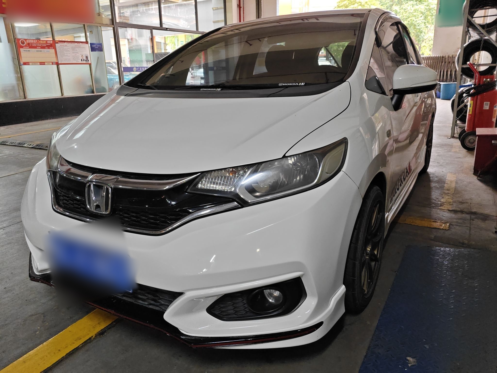 تحت مقدمة السيارة