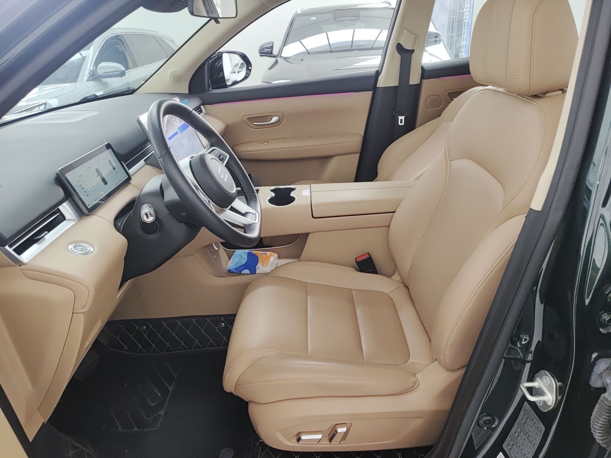 المقاعد الأمامية داخل السيارة