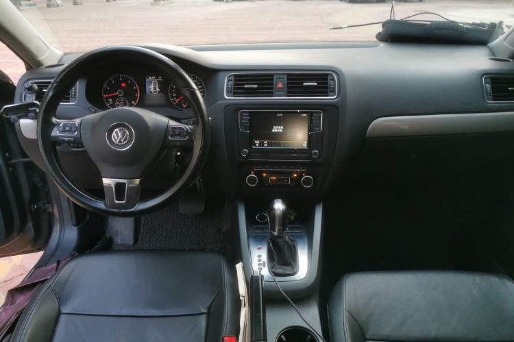 Used Volkswagen Sagitar 2014 Revised Version 1.4TSI Automatic Luxury Edition Center Console