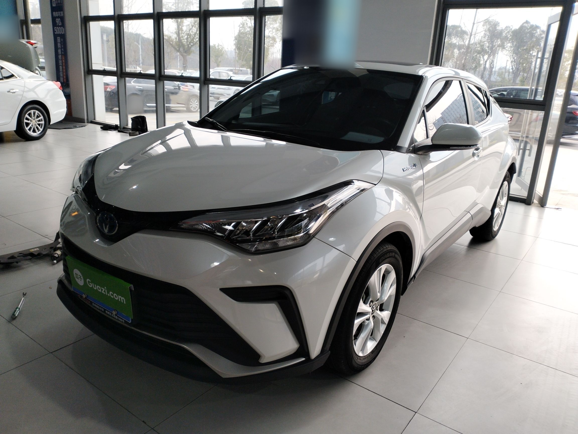 تحت مقدمة السيارة