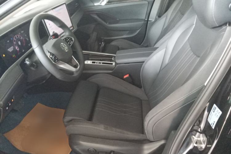 Used Volkswagen Magotan 2024 300TSI DSG Prestige Edition—A Real Eye-Catcher
