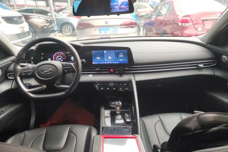 Used Hyundai Elantra 2021 1.5L CVT LUX Prestige Edition Center Console