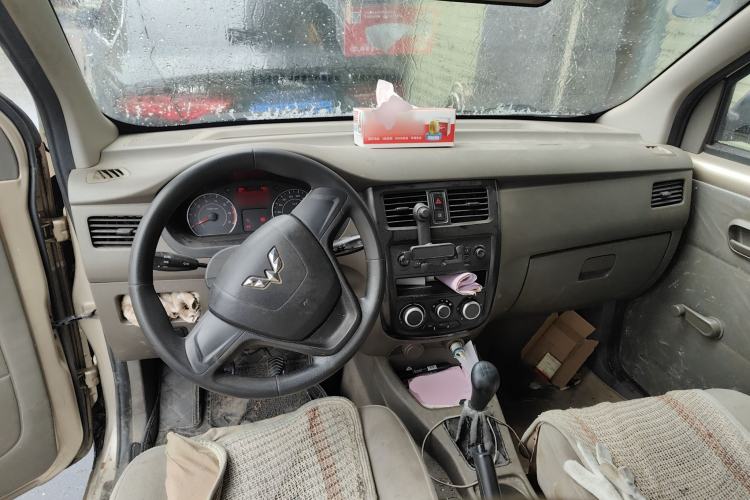 Used Wuling Rongguang V 2018 1.5L Practical Version Center Console