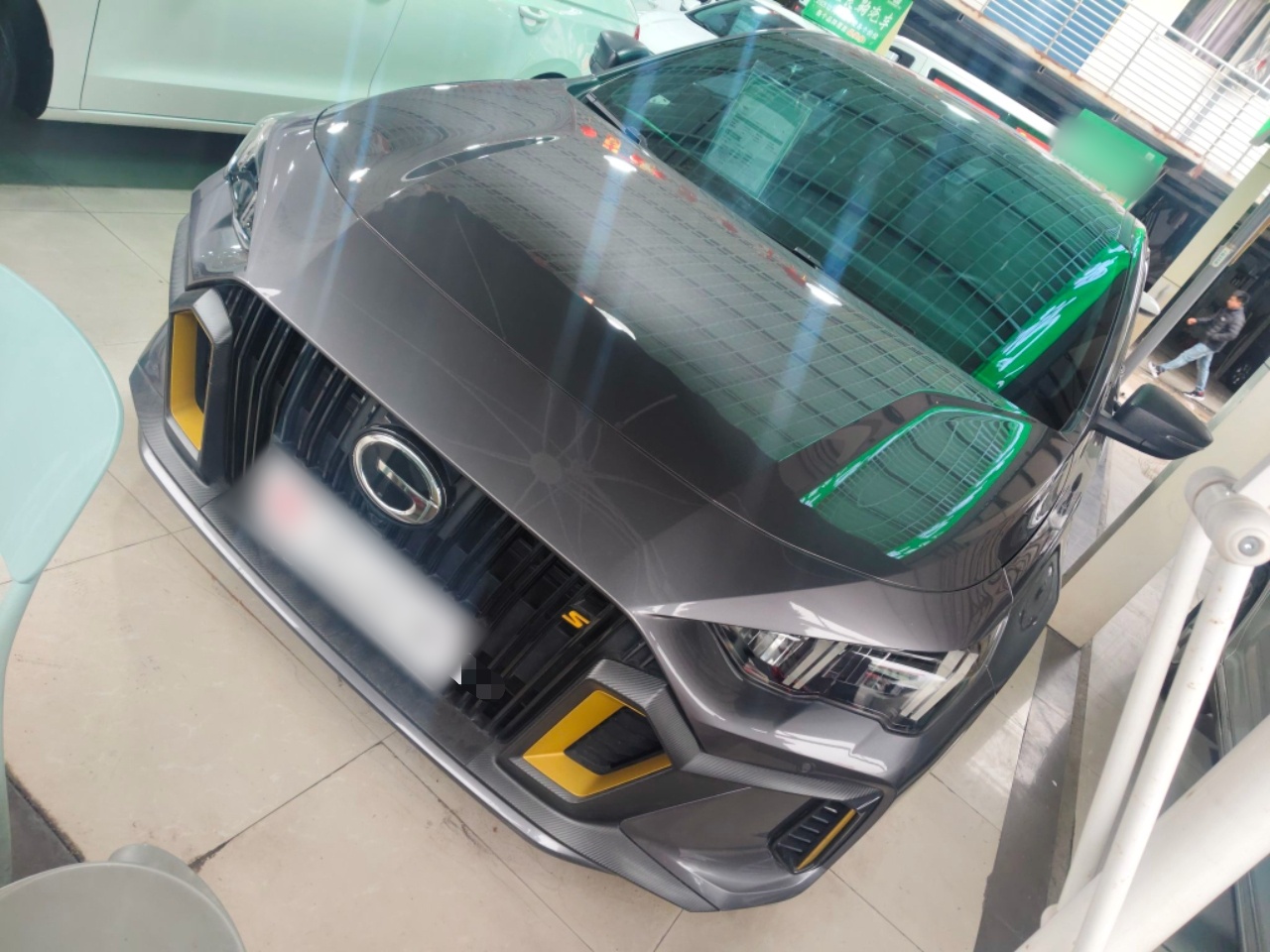 Под передней частью автомобиля