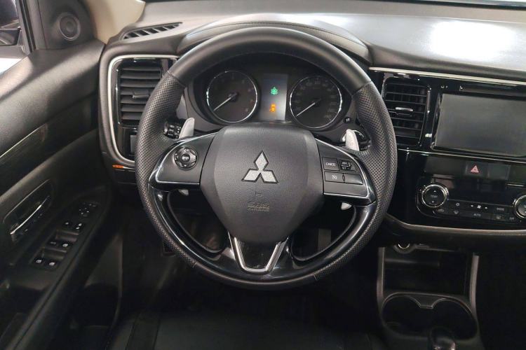 Used Mitsubishi Outlander 2016 2.4L 4x4 Elite Edition 7-Seater Steering Wheel
