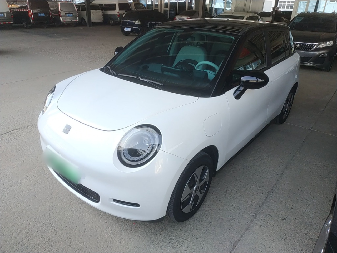 Под передней частью автомобиля