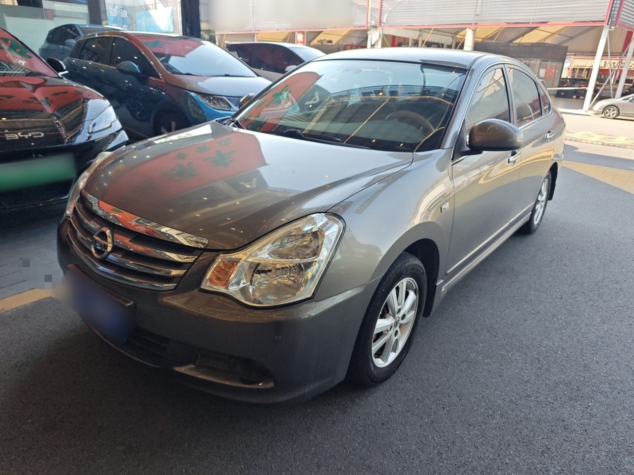 تحت مقدمة السيارة