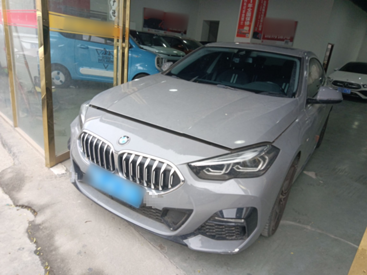 Под передней частью автомобиля