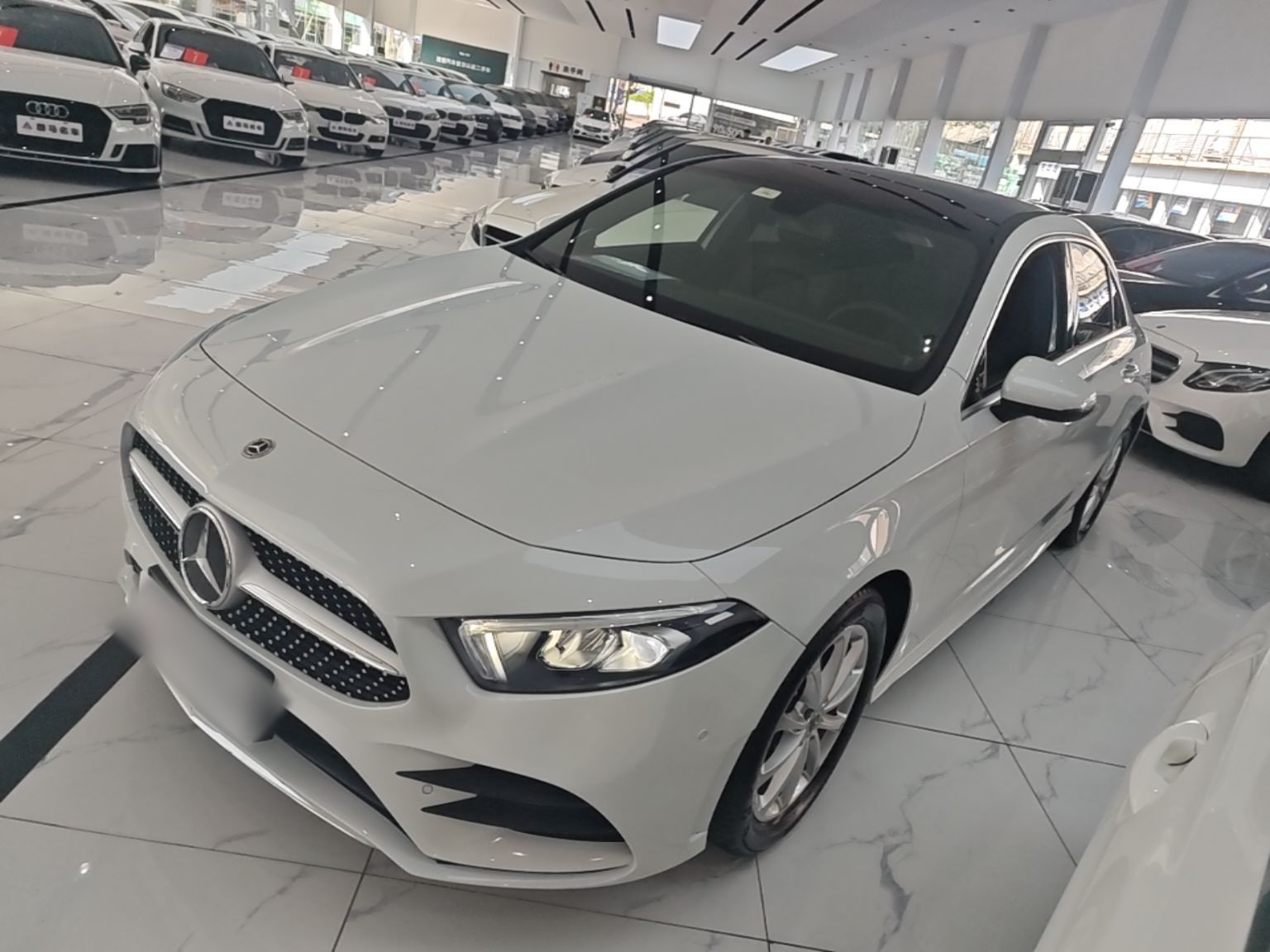 Unter der Vorderseite des Autos