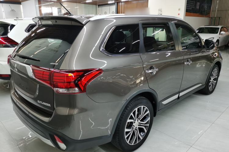 Used Mitsubishi Outlander 2016 2.4L 4x4 Luxury Edition 7-Seater
