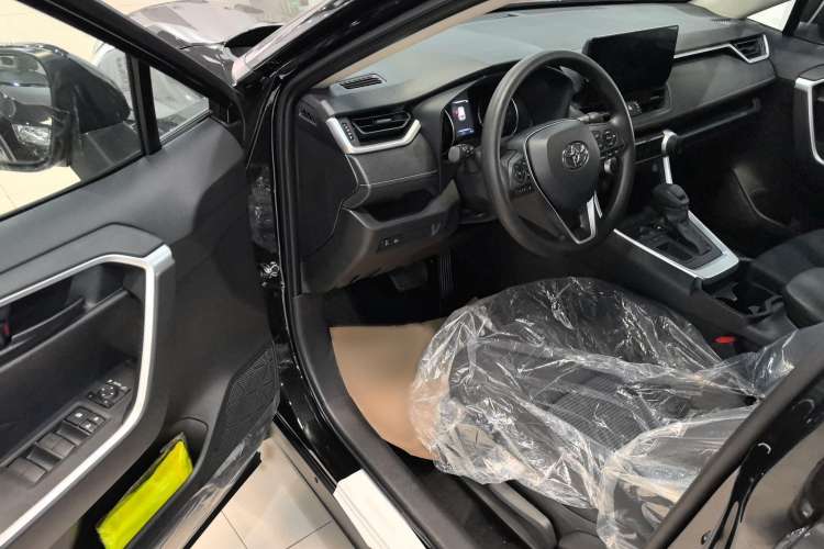 Used Toyota Wildlander 2024 2.0L CVT Two-Wheel Drive Leading Edition Interior 2