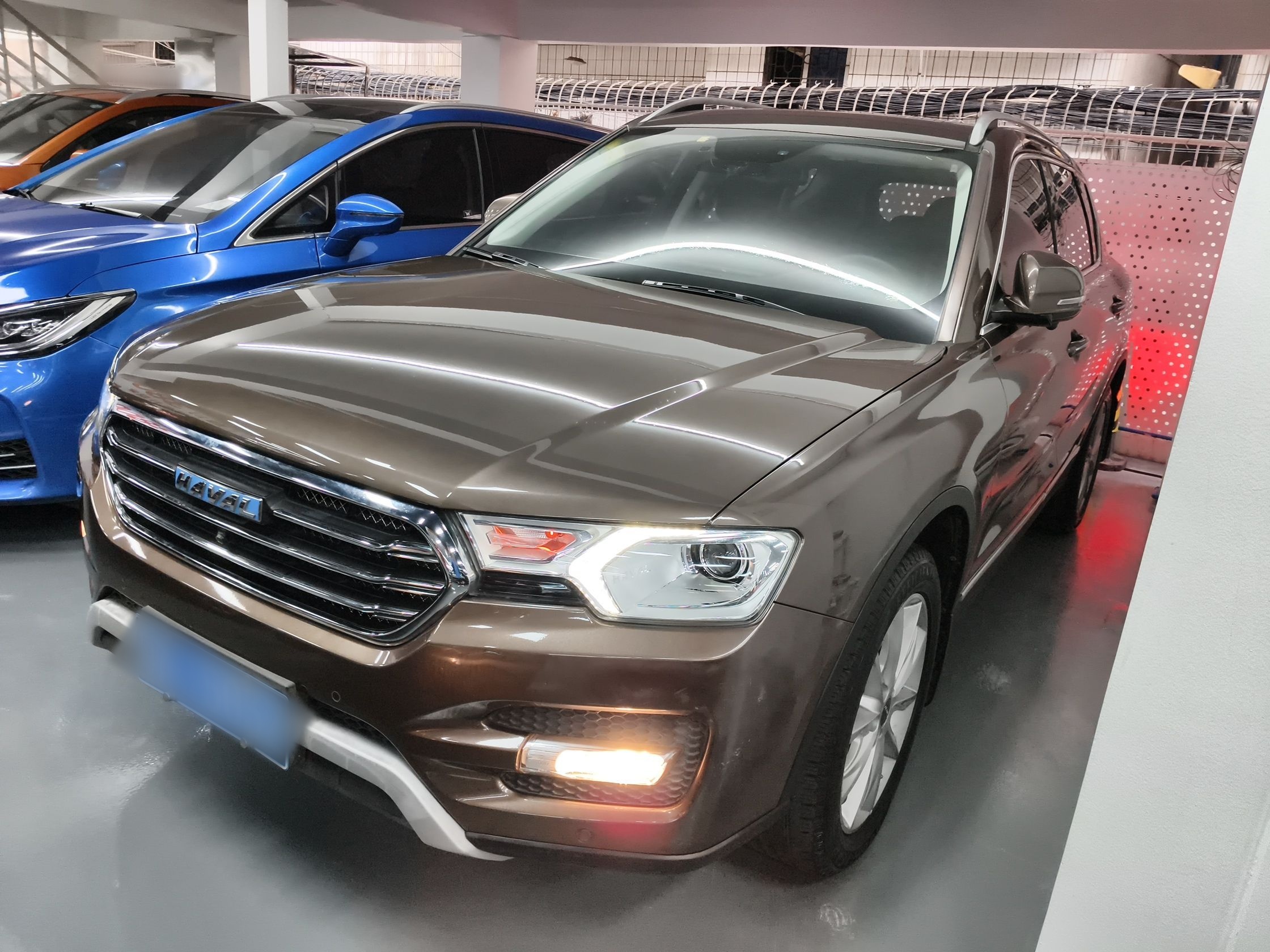 تحت مقدمة السيارة