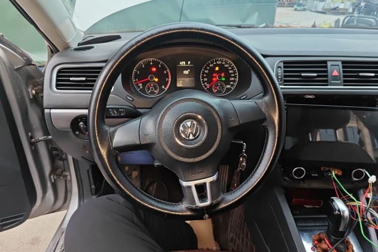 Used Volkswagen Sagitar 2012 1.4TSI Automatic Fashion Edition Steering Wheel