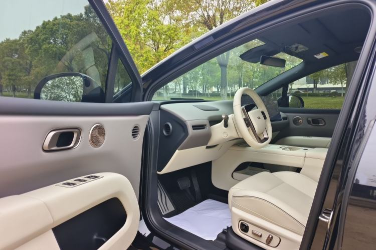 Used Li Auto i6 2025 Model Four-Wheel-Drive Standard Type Interior 1