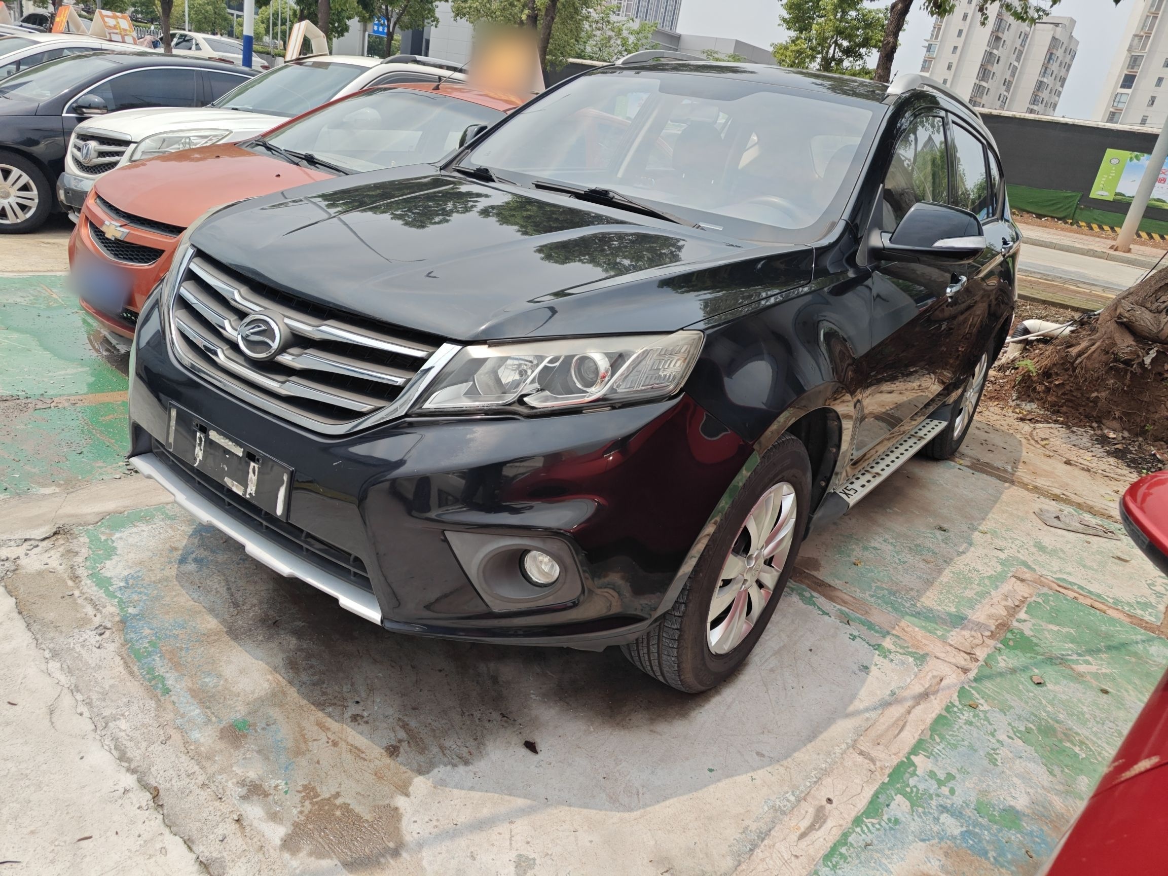 تحت مقدمة السيارة