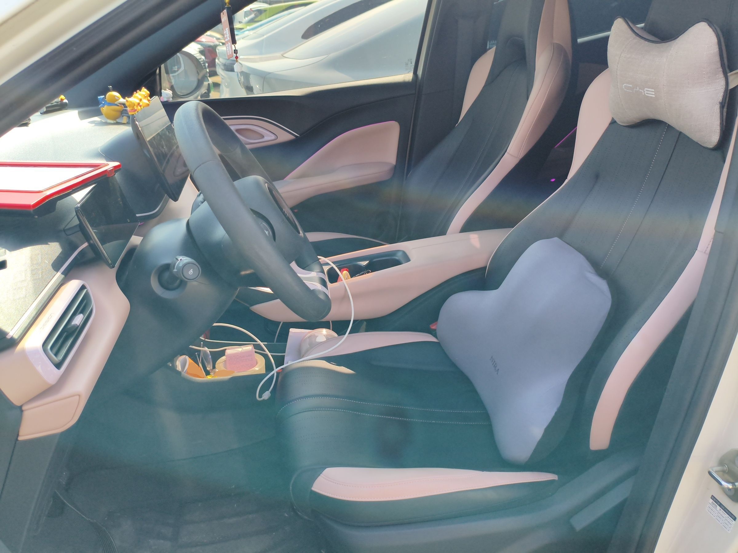 المقاعد الأمامية داخل السيارة