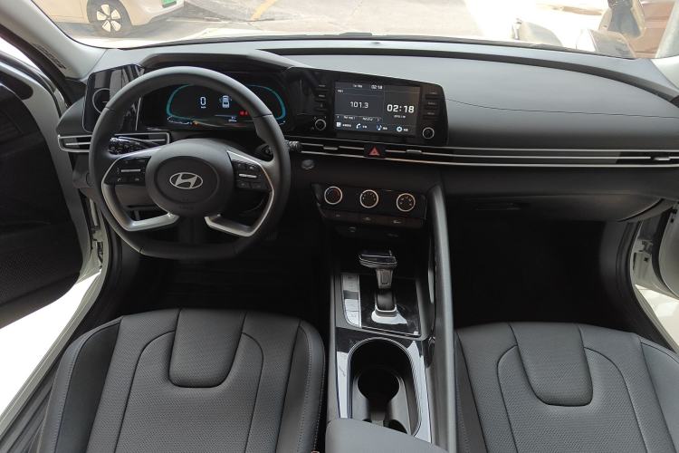 Used Hyundai Elantra 2023 1.5L CVT GLX Elite Edition Center Console