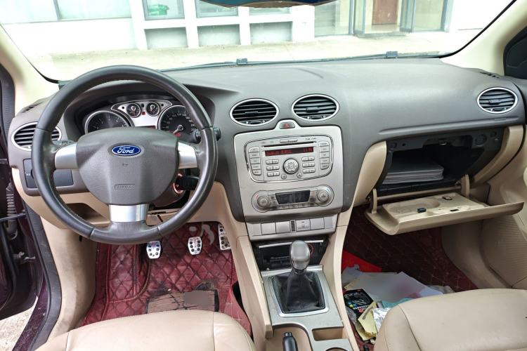 Used Ford Focus 2013 Sedan Classic 1.8L Manual Fashion Edition Center Console