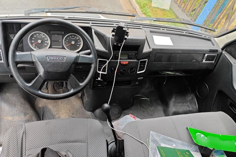 Used Iveco Daily 2021 2.8T V40 VAN厢式 Cargo Van 3-Seater Long Wheelbase Mid-Roof Design Dual Tires Manual Door Center Console