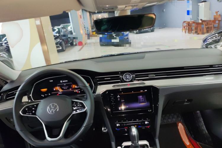 Used Volkswagen Magotan 2025 Revised Version Zhongxiang Edition 280TSI DSG Luxury Trim Center Console