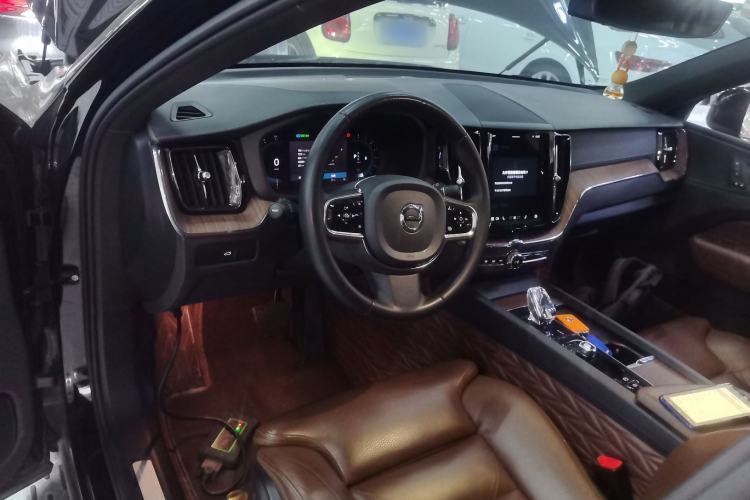 Used Volvo XC60 2023 B5 4x4 Smart Luxury Edition Center Console