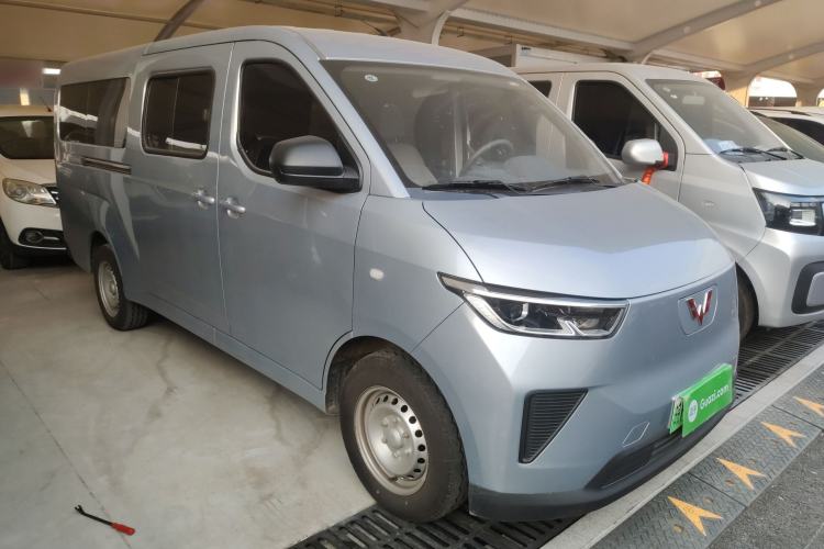 Used Wuling Yangguang 2024 300KM Comfort Version Passenger Van 75kW
