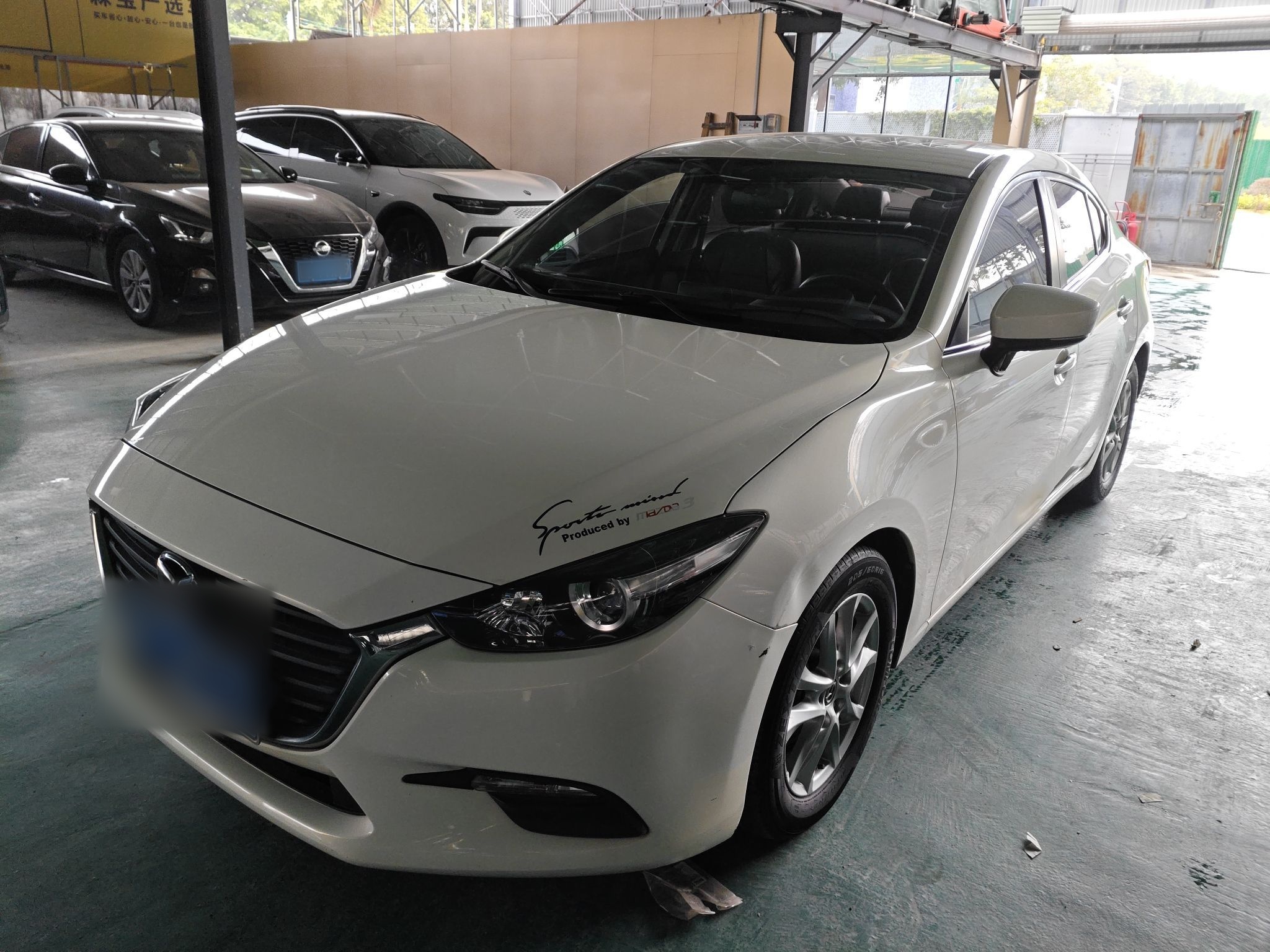 Под передней частью автомобиля