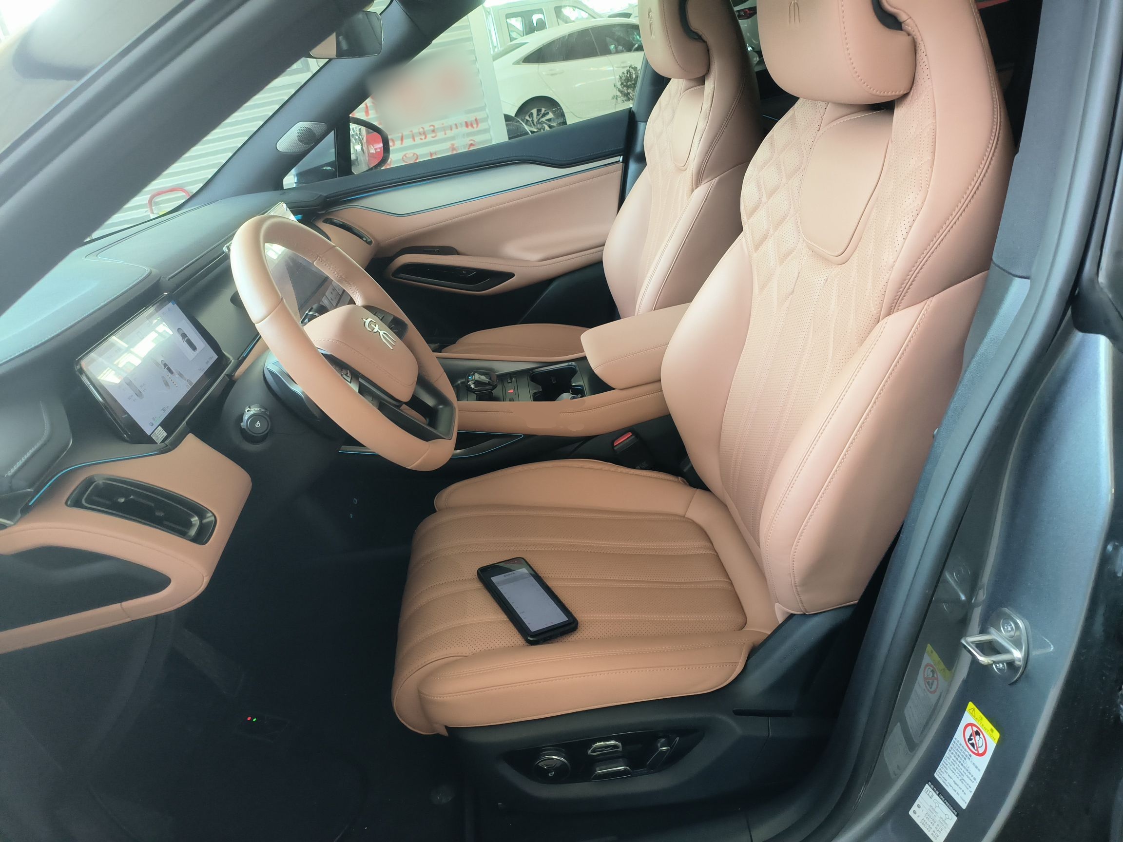 المقاعد الأمامية داخل السيارة