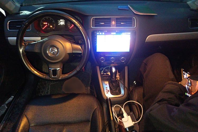 Used Volkswagen Sagitar 2014 Revised Version 1.6L Automatic Comfort Edition Center Console