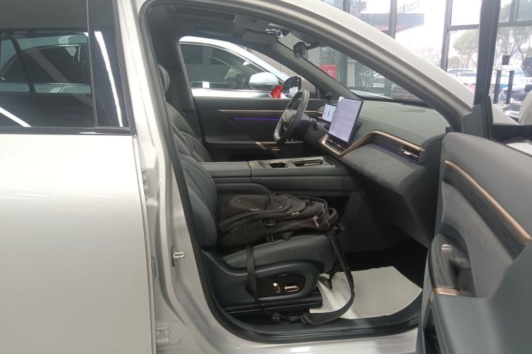 Used Dongfeng eπ eπ008 2025 210 Ultra Range-Extended Version 5 Seats Right Front Seat