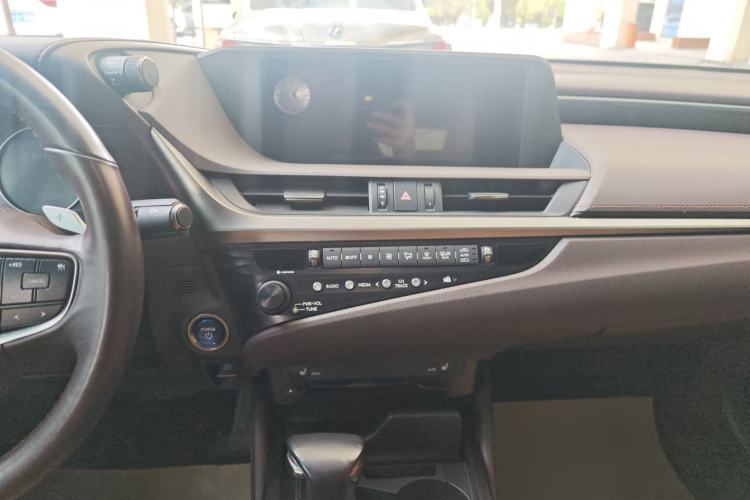 Used Lexus ES 2018 300h Premier Edition China V Standard
