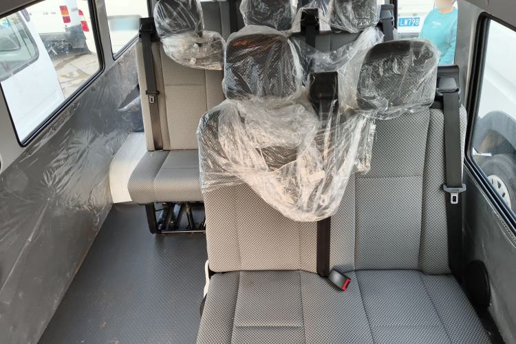 Used Iveco Daily 2021 2.5T A40 M1 Passenger Van 5-9 Seats Long Wheelbase Mid-Roof Design Dual Tires Manual Doors